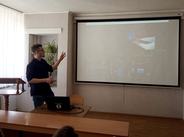 Павло Верхолюк знайомить реципієнтів з програмою Adobe Premier Pro